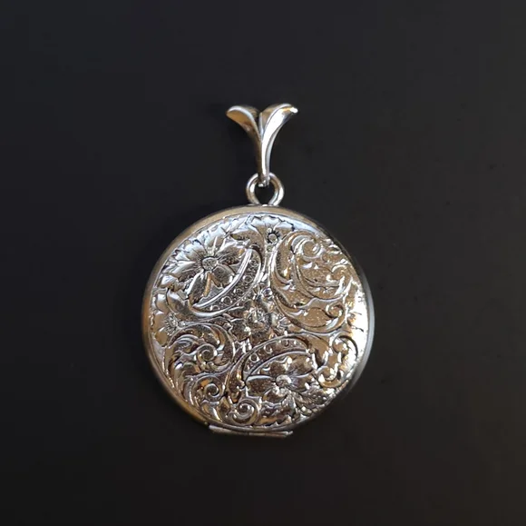 BAB Sterling Floral Engraved Locket - Picture 2 of 6